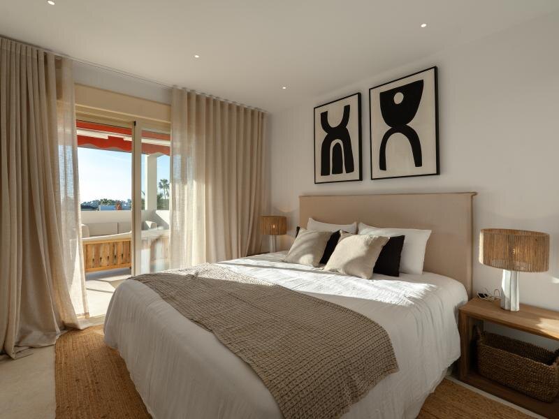 FOR SALE 🏡 Refurbished Three-Bedroom Apartment with Panoramic Sea Views – Nueva Andalucía, Marbella 🇪🇸