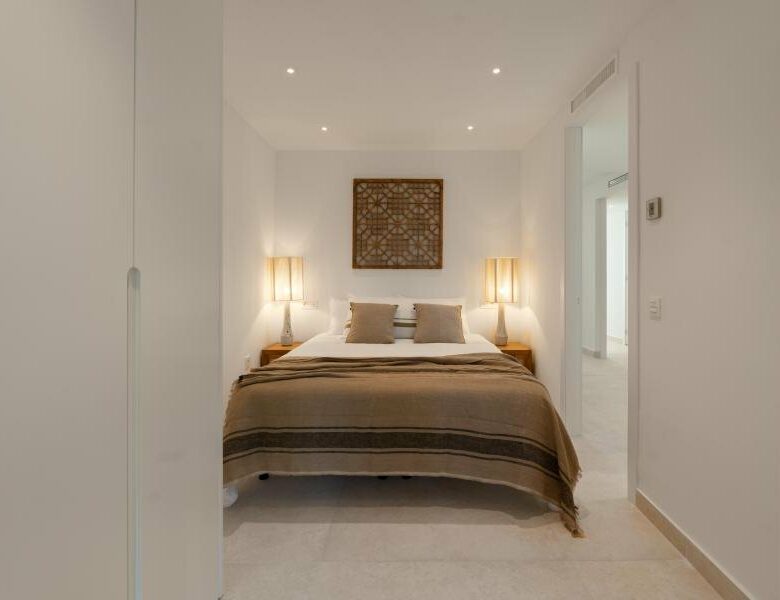 FOR SALE 🏡 Refurbished Three-Bedroom Apartment with Panoramic Sea Views – Nueva Andalucía, Marbella 🇪🇸