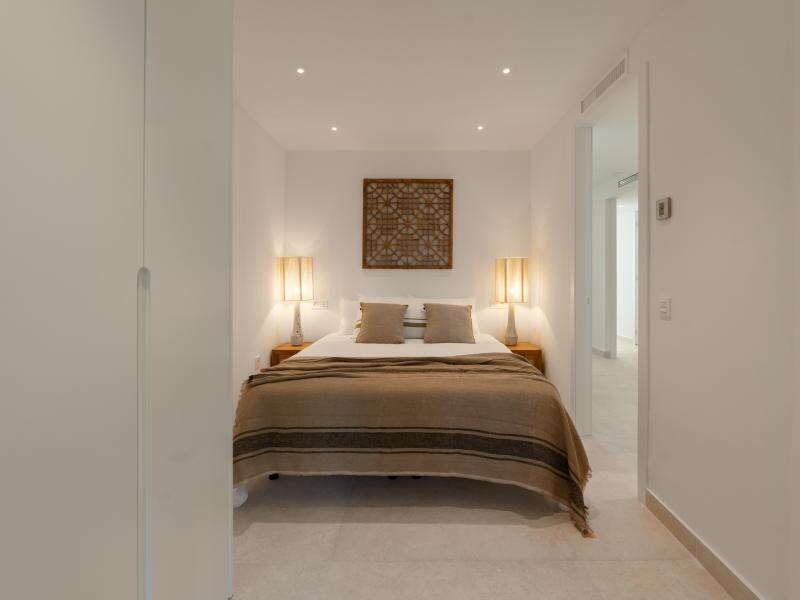FOR SALE 🏡 Refurbished Three-Bedroom Apartment with Panoramic Sea Views – Nueva Andalucía, Marbella 🇪🇸