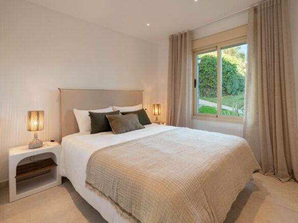 FOR SALE 🏡 Refurbished Three-Bedroom Apartment with Panoramic Sea Views – Nueva Andalucía, Marbella 🇪🇸
