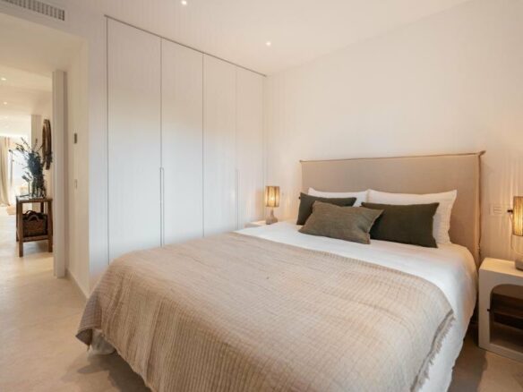 FOR SALE 🏡 Refurbished Three-Bedroom Apartment with Panoramic Sea Views – Nueva Andalucía, Marbella 🇪🇸