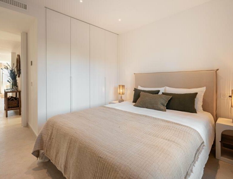 FOR SALE 🏡 Refurbished Three-Bedroom Apartment with Panoramic Sea Views – Nueva Andalucía, Marbella 🇪🇸