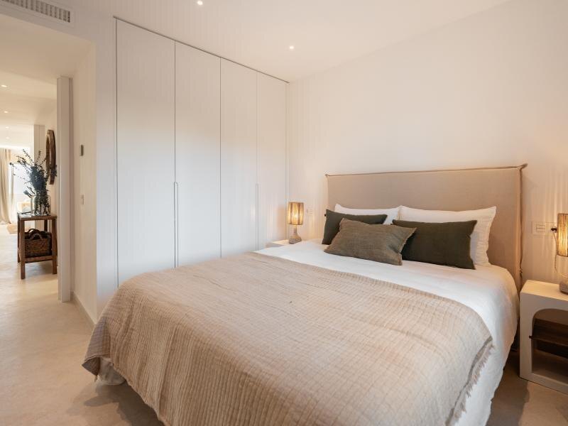 FOR SALE 🏡 Refurbished Three-Bedroom Apartment with Panoramic Sea Views – Nueva Andalucía, Marbella 🇪🇸
