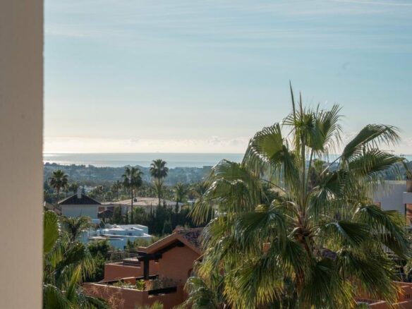 FOR SALE 🏡 Refurbished Three-Bedroom Apartment with Panoramic Sea Views – Nueva Andalucía, Marbella 🇪🇸