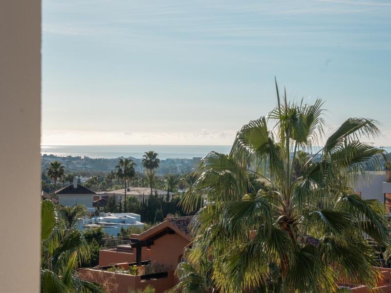 FOR SALE 🏡 Refurbished Three-Bedroom Apartment with Panoramic Sea Views – Nueva Andalucía, Marbella 🇪🇸