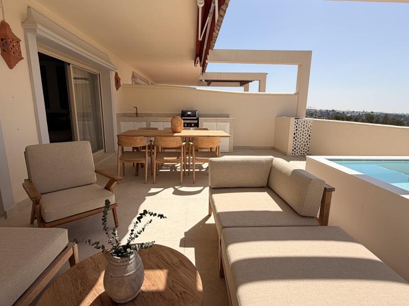 FOR SALE 🏡 Refurbished Three-Bedroom Apartment with Panoramic Sea Views – Nueva Andalucía, Marbella 🇪🇸