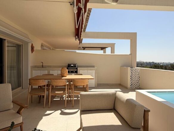 FOR SALE 🏡 Refurbished Three-Bedroom Apartment with Panoramic Sea Views – Nueva Andalucía, Marbella 🇪🇸