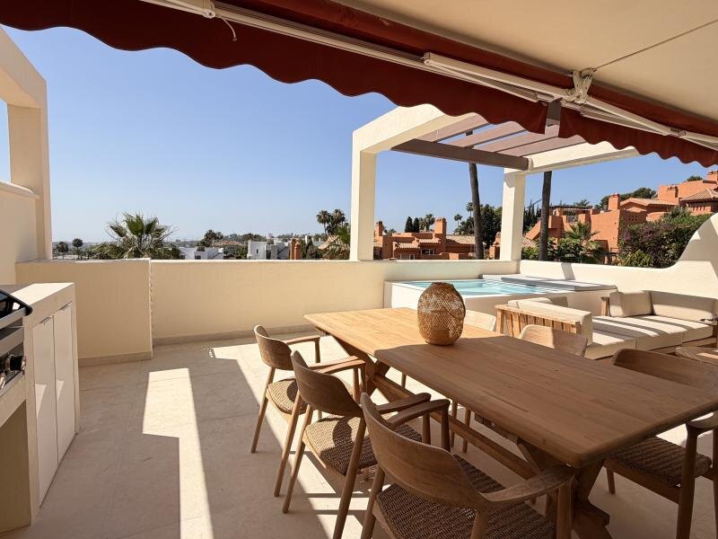 FOR SALE 🏡 Refurbished Three-Bedroom Apartment with Panoramic Sea Views – Nueva Andalucía, Marbella 🇪🇸