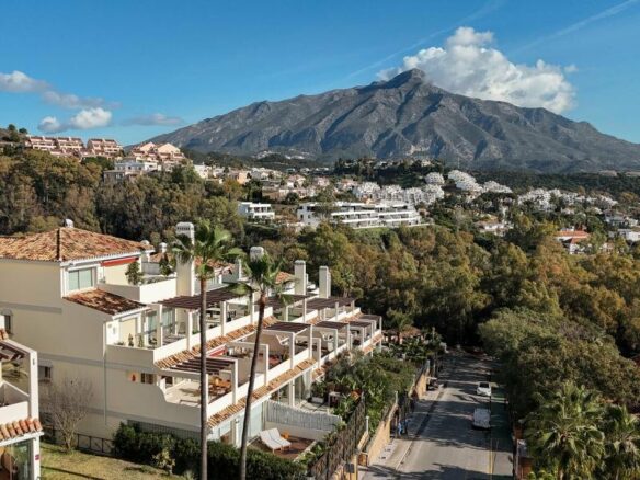 FOR SALE 🏡 Refurbished Three-Bedroom Apartment with Panoramic Sea Views – Nueva Andalucía, Marbella 🇪🇸