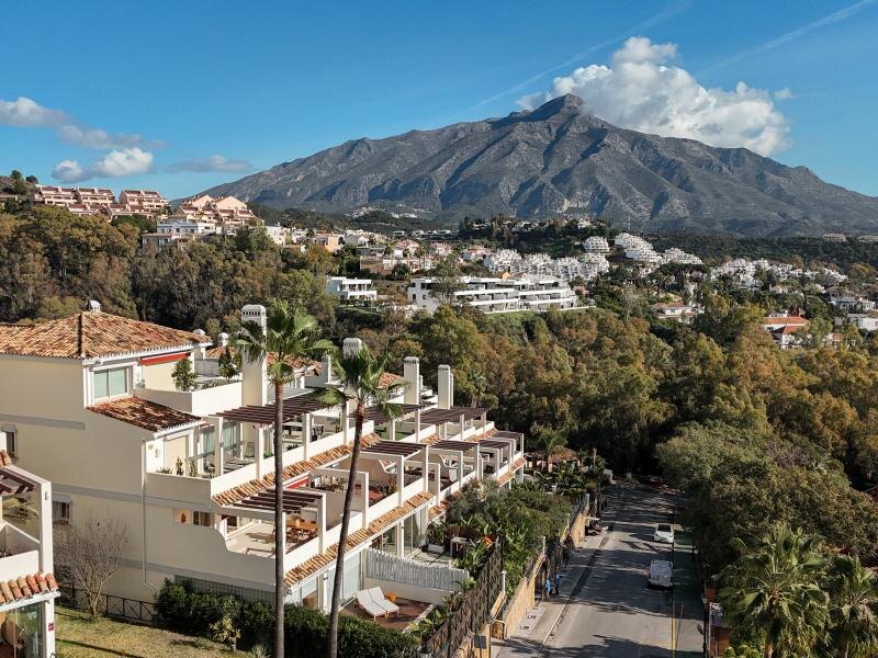 FOR SALE 🏡 Refurbished Three-Bedroom Apartment with Panoramic Sea Views – Nueva Andalucía, Marbella 🇪🇸