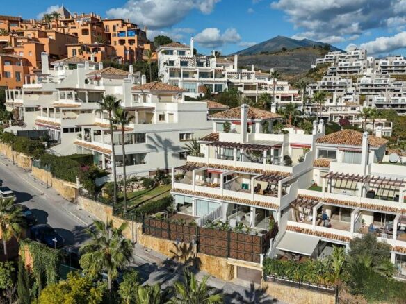 FOR SALE 🏡 Refurbished Three-Bedroom Apartment with Panoramic Sea Views – Nueva Andalucía, Marbella 🇪🇸