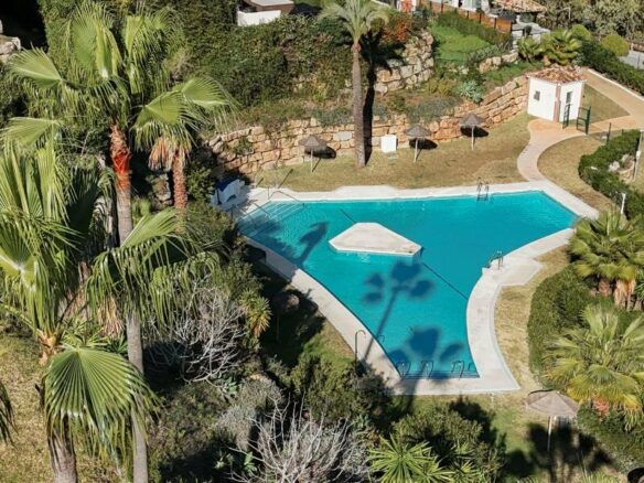FOR SALE 🏡 Refurbished Three-Bedroom Apartment with Panoramic Sea Views – Nueva Andalucía, Marbella 🇪🇸