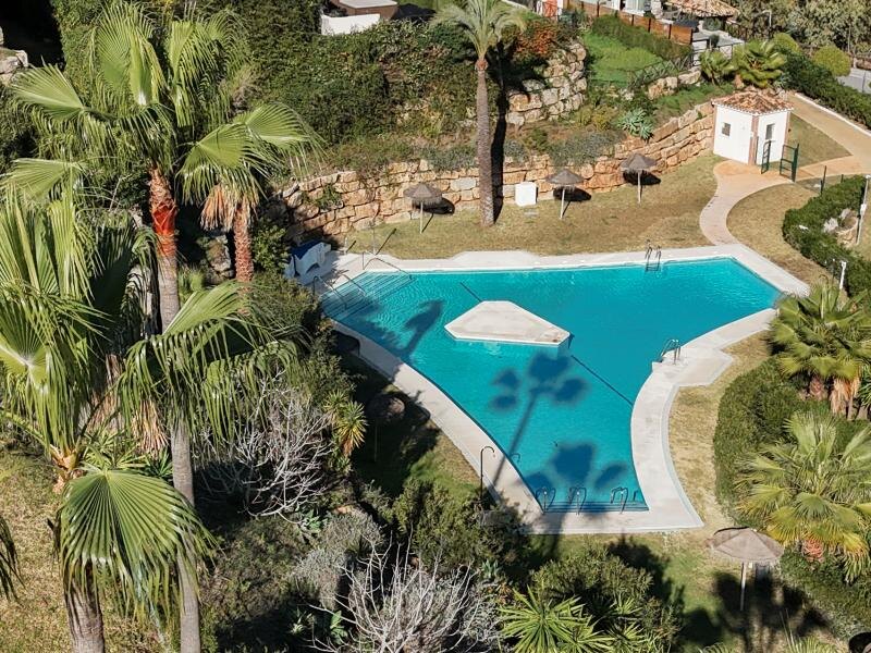 FOR SALE 🏡 Refurbished Three-Bedroom Apartment with Panoramic Sea Views – Nueva Andalucía, Marbella 🇪🇸