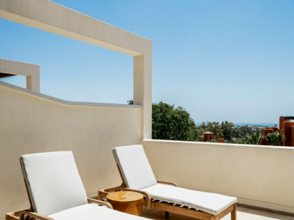 FOR SALE 🏡 Fully Renovated Three-Bedroom Apartment with Sea Views and Underfloor Heating – La Cerquilla, Nueva Andalucía 🇪🇸