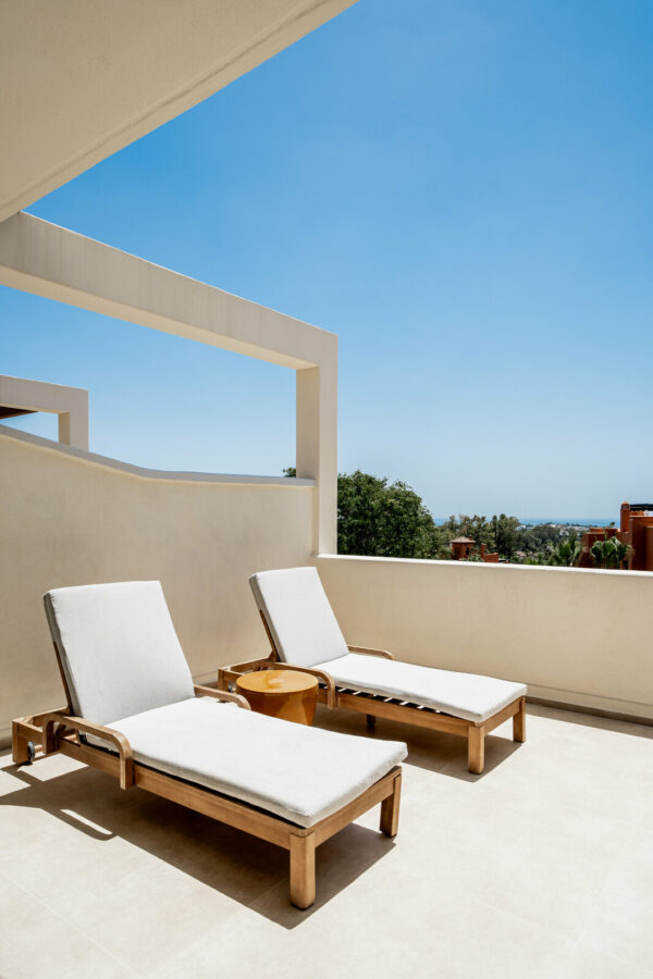 FOR SALE 🏡 Fully Renovated Three-Bedroom Apartment with Sea Views and Underfloor Heating – La Cerquilla, Nueva Andalucía 🇪🇸
