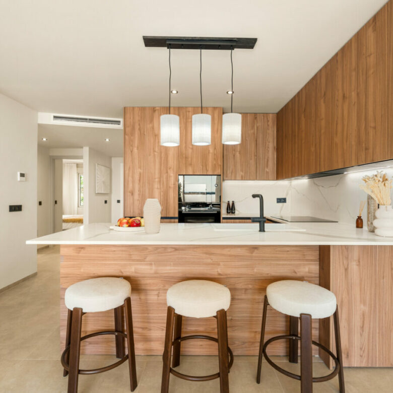 FOR SALE 🏡 Fully Renovated Three-Bedroom Apartment with Sea Views and Underfloor Heating – La Cerquilla, Nueva Andalucía 🇪🇸