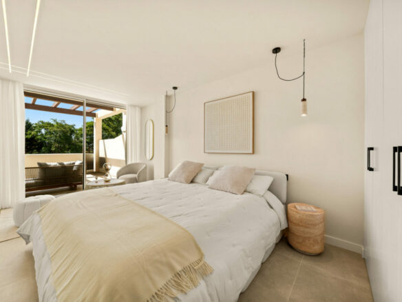 FOR SALE 🏡 Fully Renovated Three-Bedroom Apartment with Sea Views and Underfloor Heating – La Cerquilla, Nueva Andalucía 🇪🇸