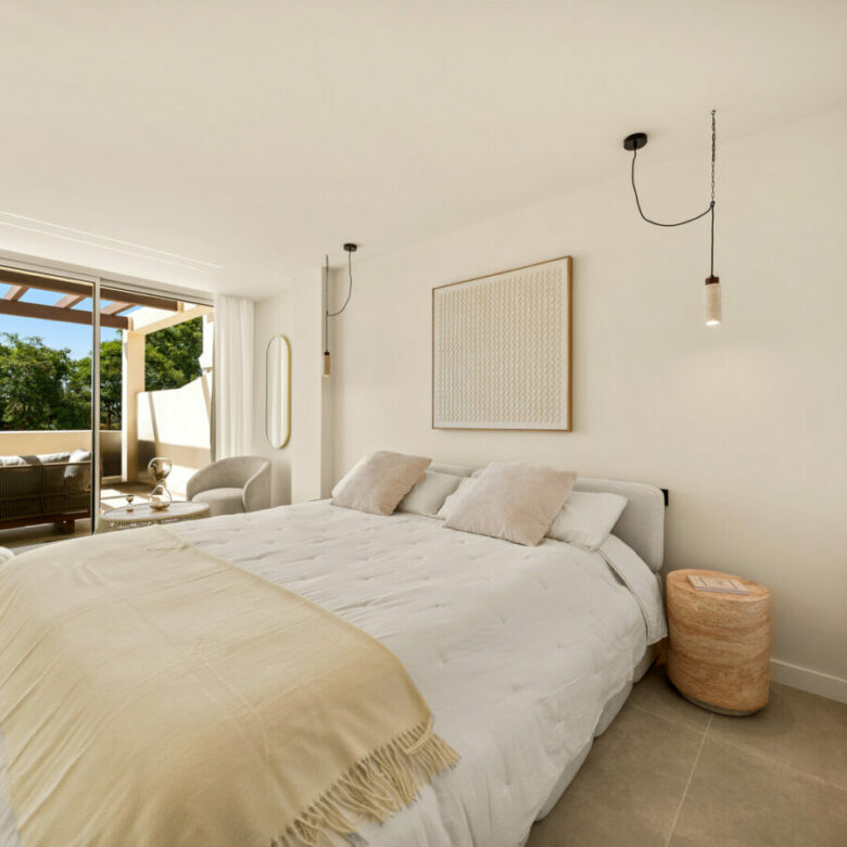 FOR SALE 🏡 Fully Renovated Three-Bedroom Apartment with Sea Views and Underfloor Heating – La Cerquilla, Nueva Andalucía 🇪🇸