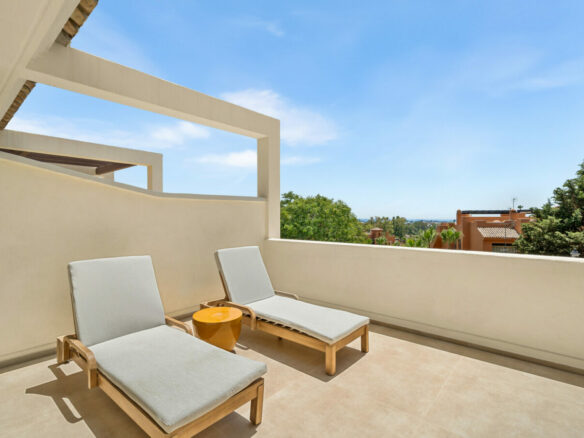 FOR SALE 🏡 Fully Renovated Three-Bedroom Apartment with Sea Views and Underfloor Heating – La Cerquilla, Nueva Andalucía 🇪🇸