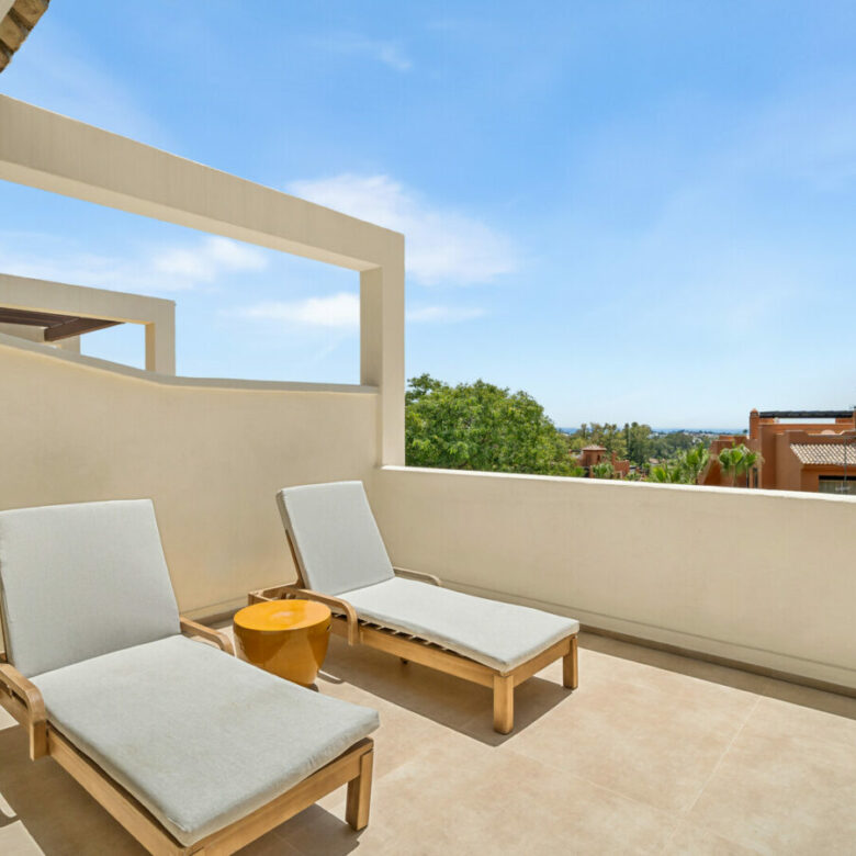 FOR SALE 🏡 Fully Renovated Three-Bedroom Apartment with Sea Views and Underfloor Heating – La Cerquilla, Nueva Andalucía 🇪🇸