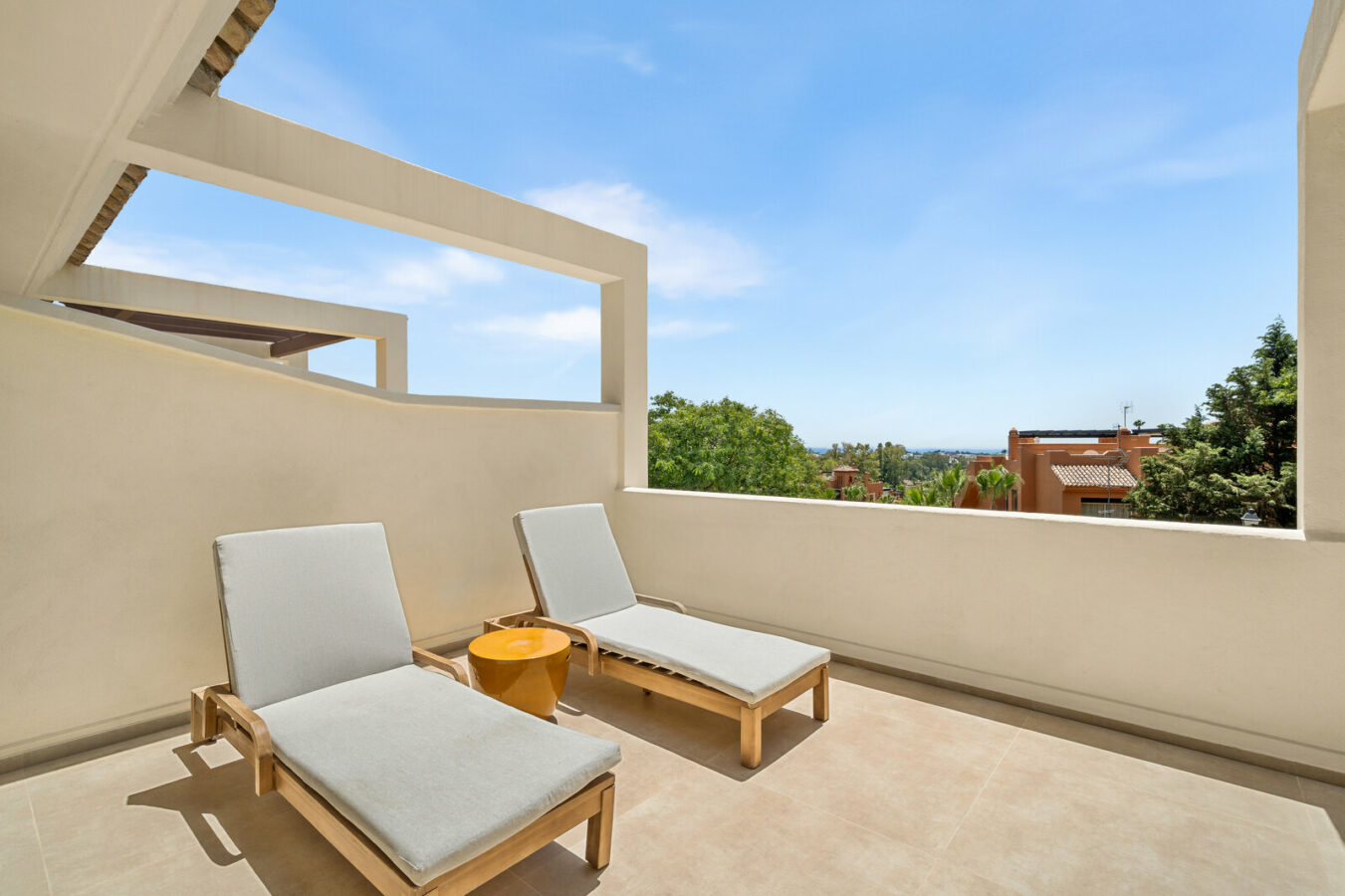 FOR SALE 🏡 Fully Renovated Three-Bedroom Apartment with Sea Views and Underfloor Heating – La Cerquilla, Nueva Andalucía 🇪🇸