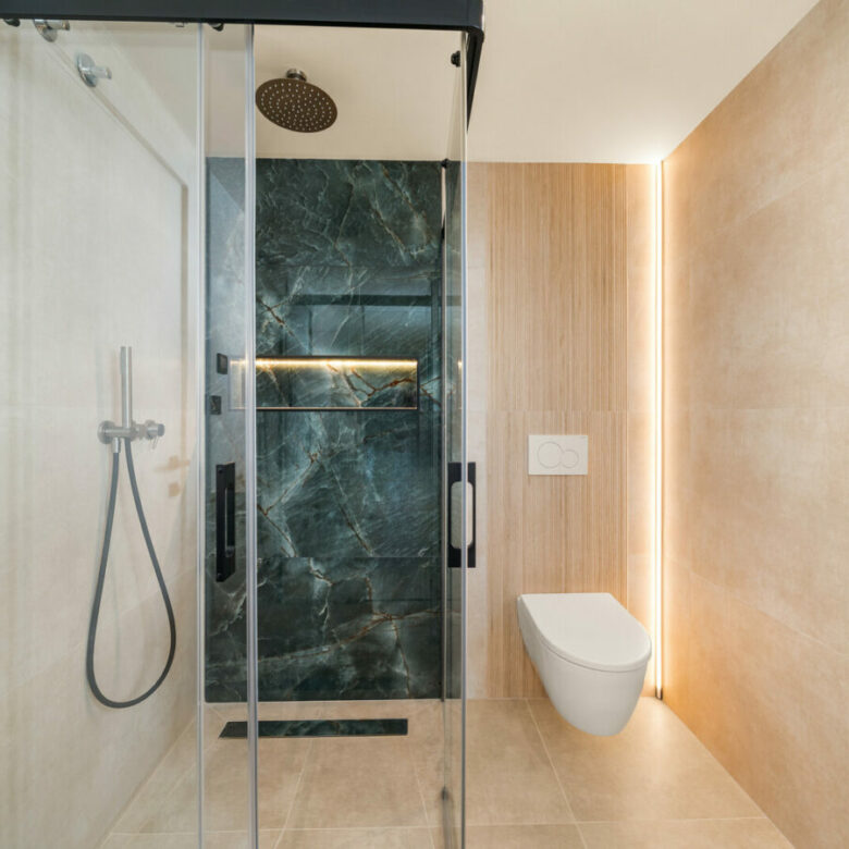 FOR SALE 🏡 Fully Renovated Three-Bedroom Apartment with Sea Views and Underfloor Heating – La Cerquilla, Nueva Andalucía 🇪🇸