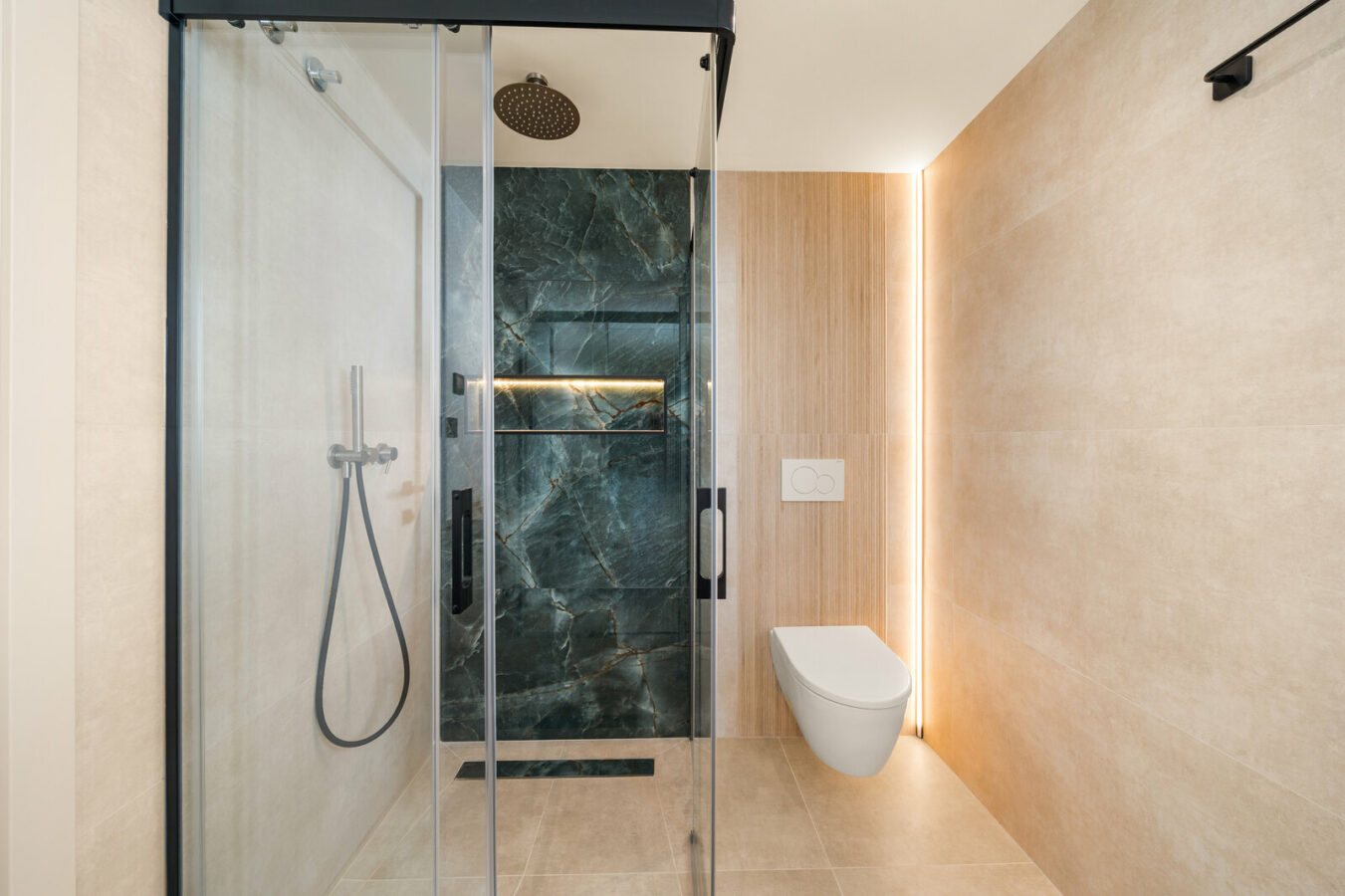 FOR SALE 🏡 Fully Renovated Three-Bedroom Apartment with Sea Views and Underfloor Heating – La Cerquilla, Nueva Andalucía 🇪🇸