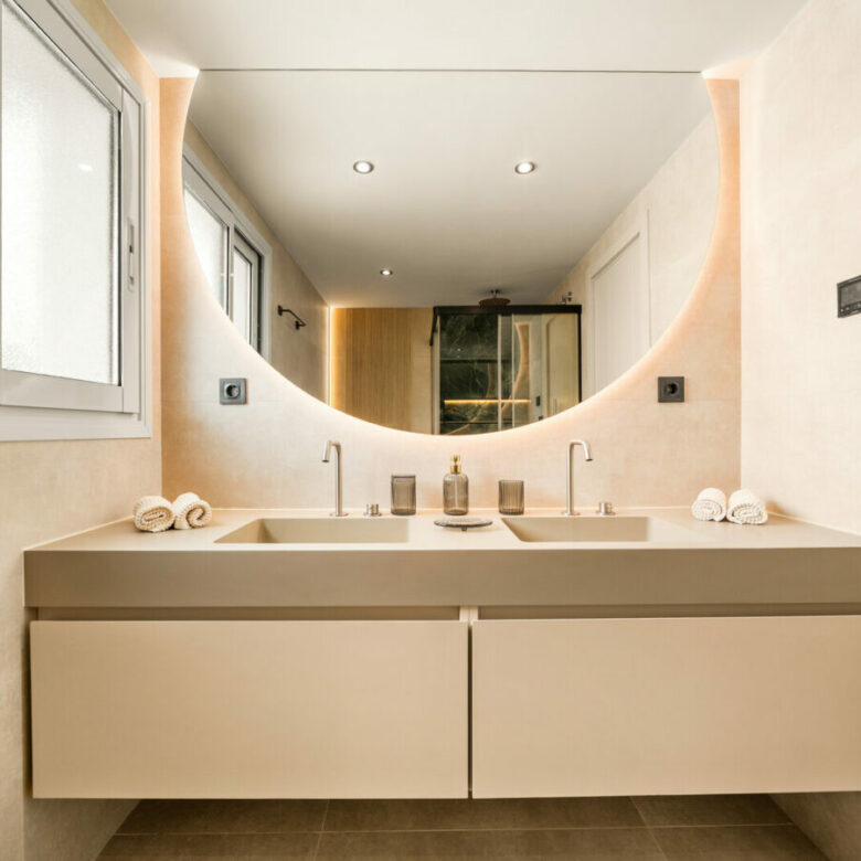 FOR SALE 🏡 Fully Renovated Three-Bedroom Apartment with Sea Views and Underfloor Heating – La Cerquilla, Nueva Andalucía 🇪🇸