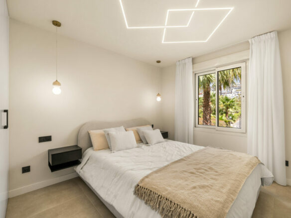 FOR SALE 🏡 Fully Renovated Three-Bedroom Apartment with Sea Views and Underfloor Heating – La Cerquilla, Nueva Andalucía 🇪🇸