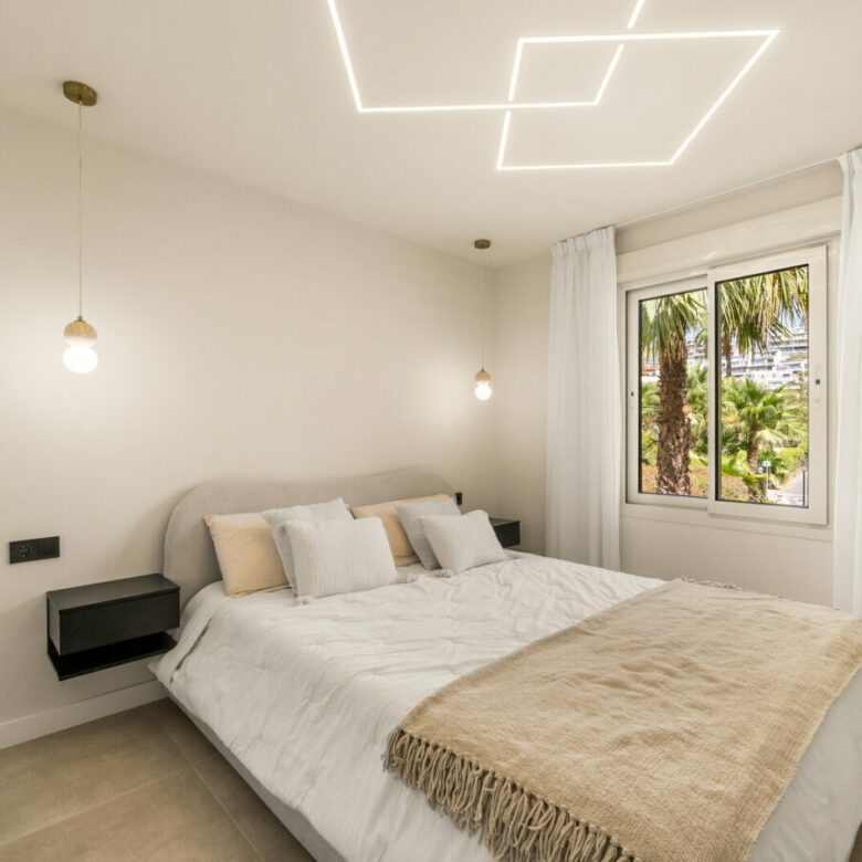 FOR SALE 🏡 Fully Renovated Three-Bedroom Apartment with Sea Views and Underfloor Heating – La Cerquilla, Nueva Andalucía 🇪🇸