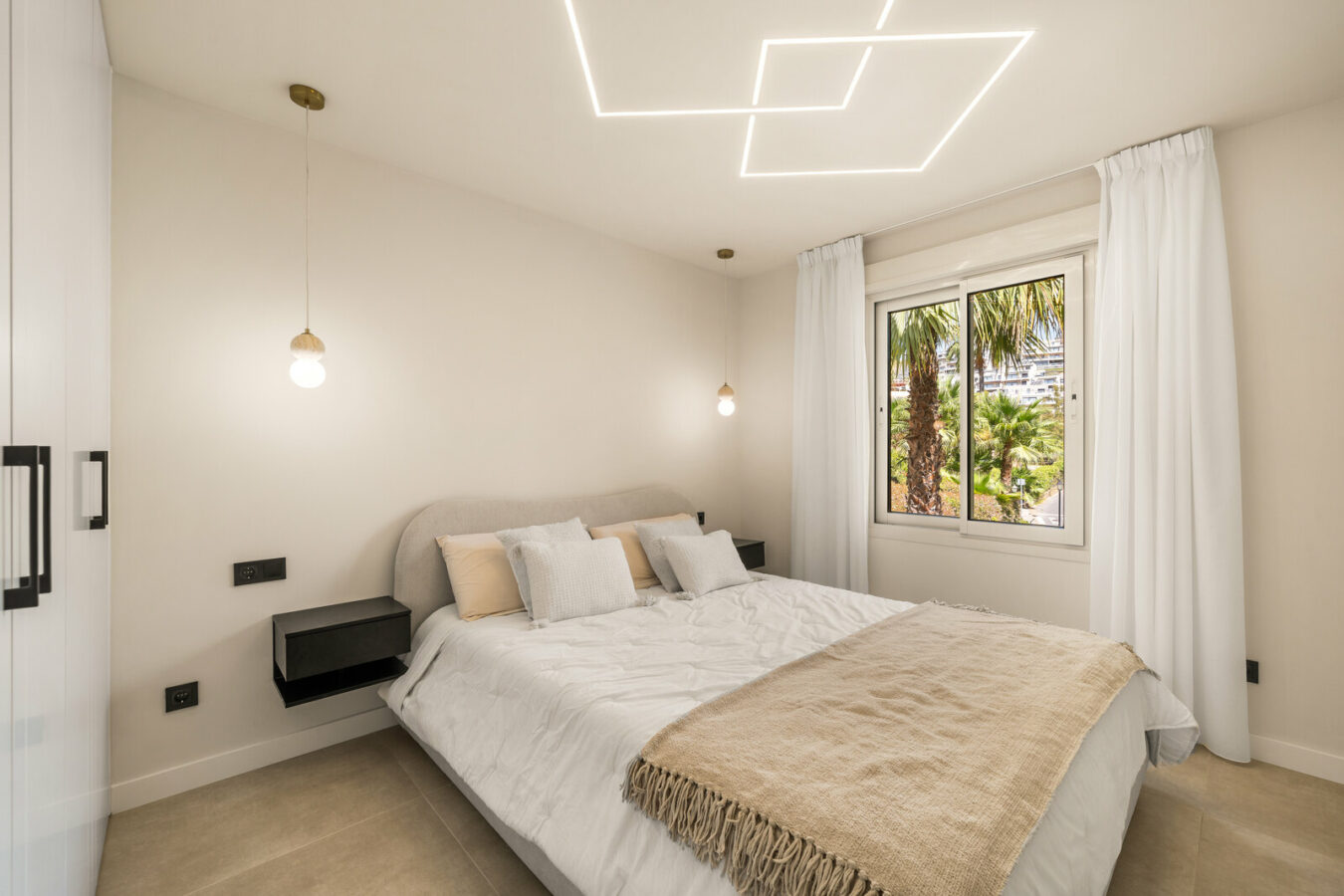 FOR SALE 🏡 Fully Renovated Three-Bedroom Apartment with Sea Views and Underfloor Heating – La Cerquilla, Nueva Andalucía 🇪🇸