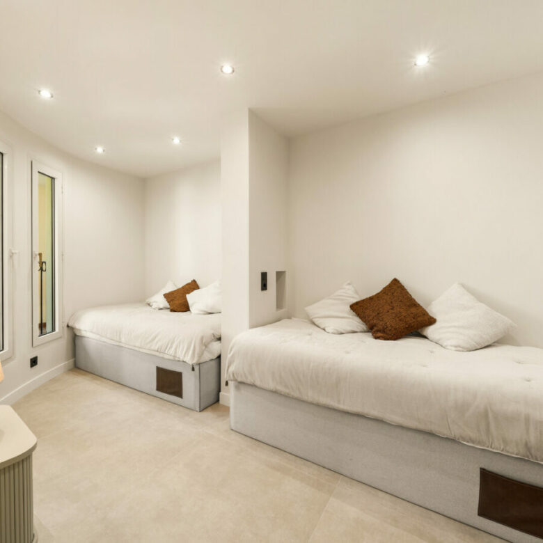 FOR SALE 🏡 Fully Renovated Three-Bedroom Apartment with Sea Views and Underfloor Heating – La Cerquilla, Nueva Andalucía 🇪🇸