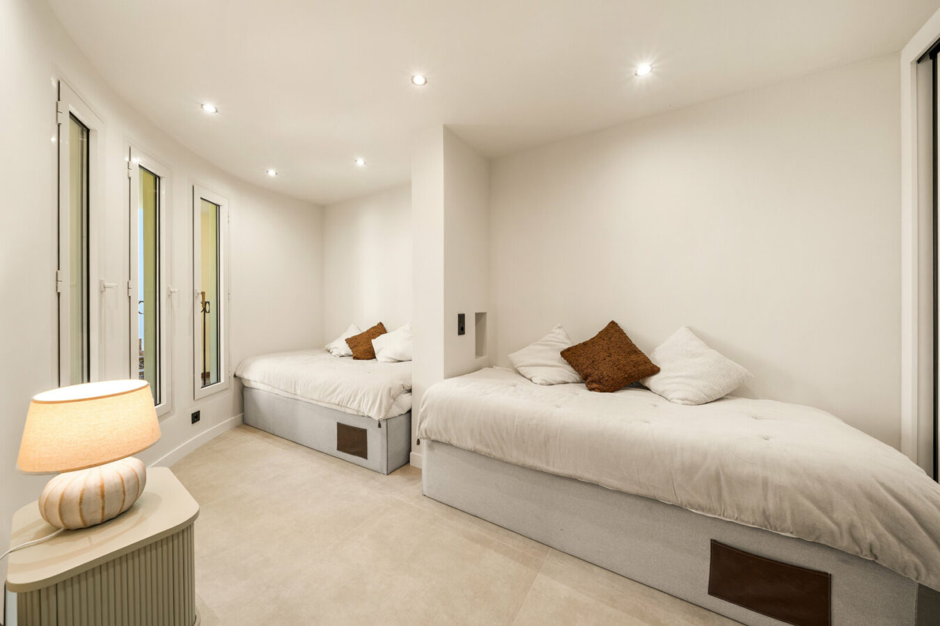 FOR SALE 🏡 Fully Renovated Three-Bedroom Apartment with Sea Views and Underfloor Heating – La Cerquilla, Nueva Andalucía 🇪🇸