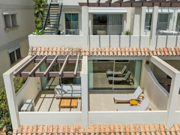 FOR SALE 🏡 Fully Renovated Three-Bedroom Apartment with Sea Views and Underfloor Heating – La Cerquilla, Nueva Andalucía 🇪🇸