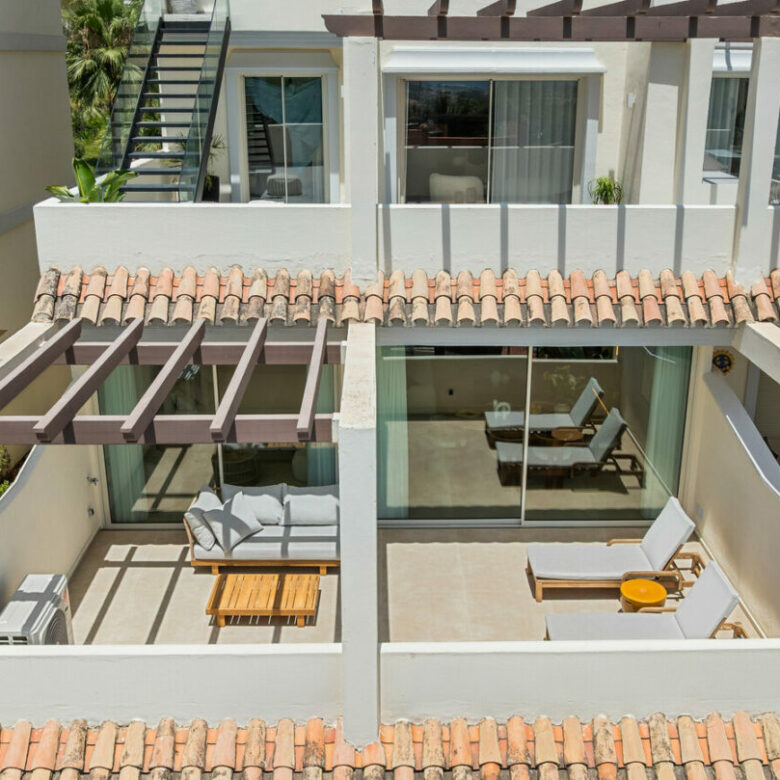 FOR SALE 🏡 Fully Renovated Three-Bedroom Apartment with Sea Views and Underfloor Heating – La Cerquilla, Nueva Andalucía 🇪🇸