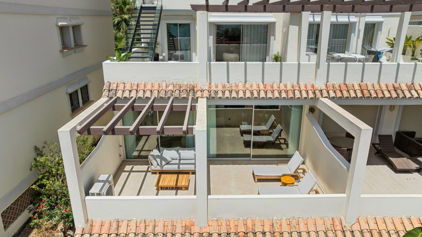 FOR SALE 🏡 Fully Renovated Three-Bedroom Apartment with Sea Views and Underfloor Heating – La Cerquilla, Nueva Andalucía 🇪🇸