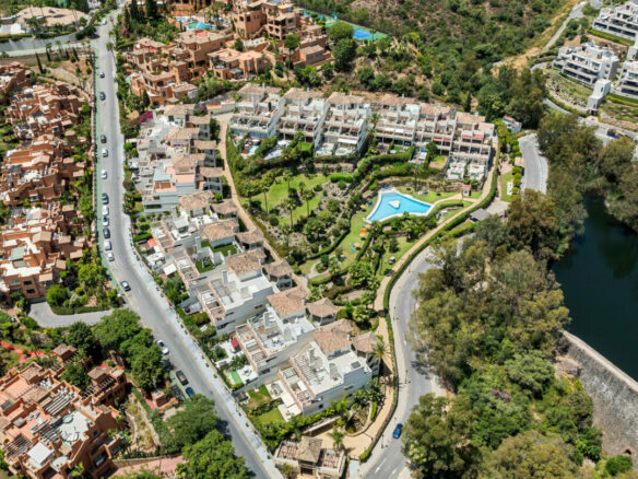 FOR SALE 🏡 Fully Renovated Three-Bedroom Apartment with Sea Views and Underfloor Heating – La Cerquilla, Nueva Andalucía 🇪🇸