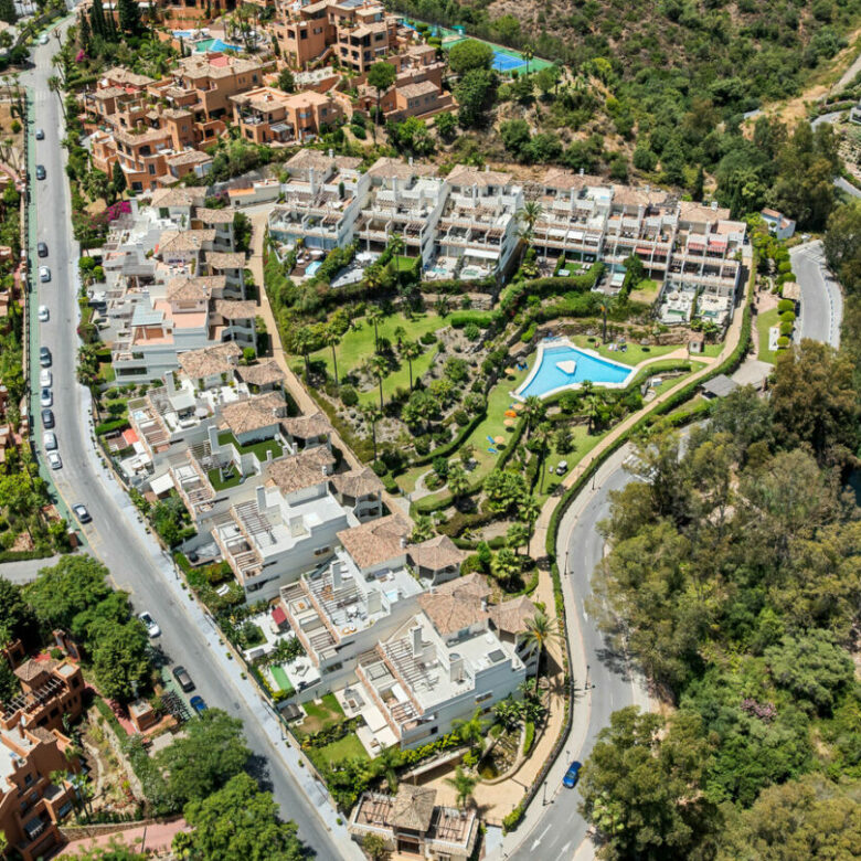FOR SALE 🏡 Fully Renovated Three-Bedroom Apartment with Sea Views and Underfloor Heating – La Cerquilla, Nueva Andalucía 🇪🇸