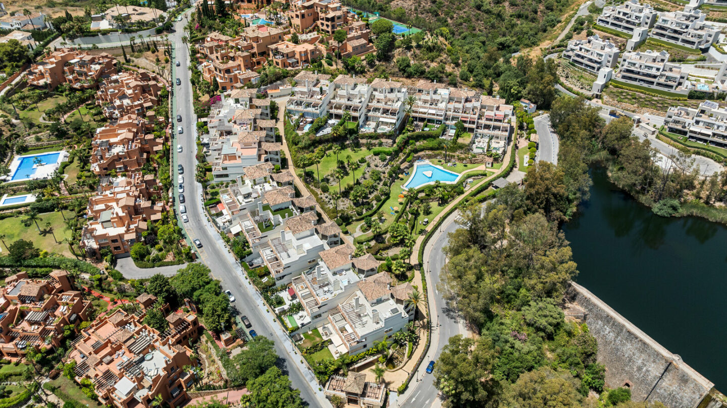 FOR SALE 🏡 Fully Renovated Three-Bedroom Apartment with Sea Views and Underfloor Heating – La Cerquilla, Nueva Andalucía 🇪🇸