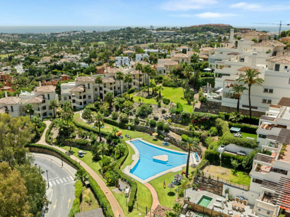 FOR SALE 🏡 Fully Renovated Three-Bedroom Apartment with Sea Views and Underfloor Heating – La Cerquilla, Nueva Andalucía 🇪🇸