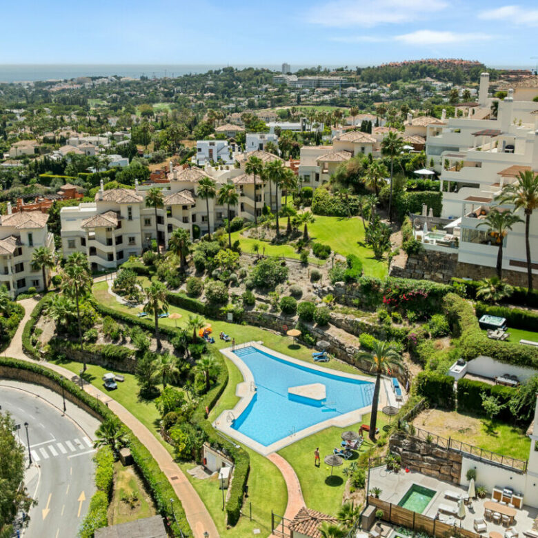 FOR SALE 🏡 Fully Renovated Three-Bedroom Apartment with Sea Views and Underfloor Heating – La Cerquilla, Nueva Andalucía 🇪🇸