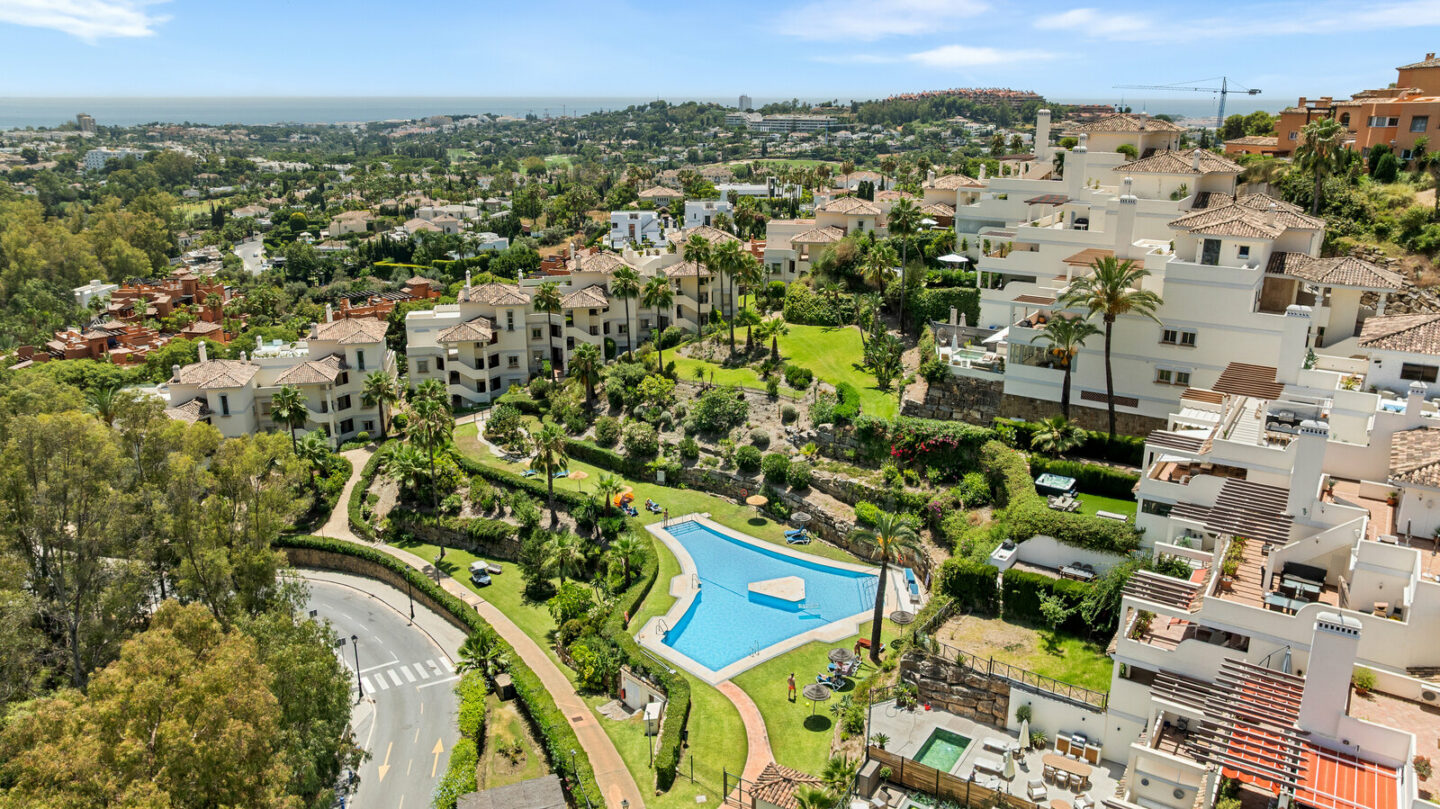 FOR SALE 🏡 Fully Renovated Three-Bedroom Apartment with Sea Views and Underfloor Heating – La Cerquilla, Nueva Andalucía 🇪🇸