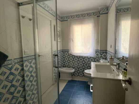 FOR SALE 🏡 One-Bedroom Apartment with Terrace and Parking Steps from the Beach – La Fontanilla, Marbella Center, Marbella 🇪🇸