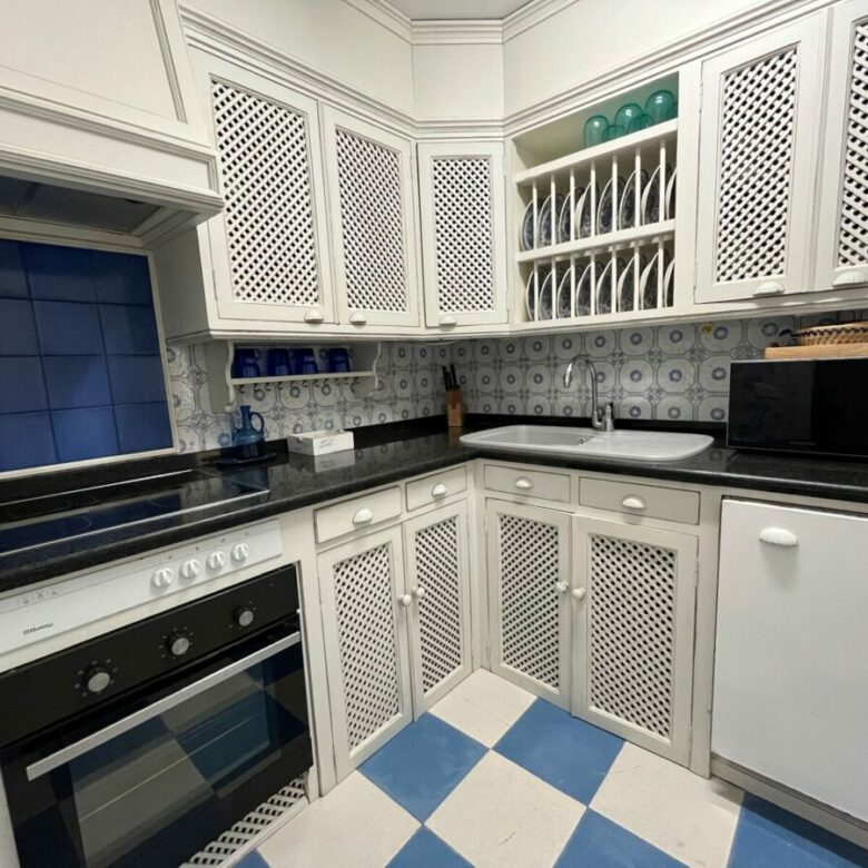 FOR SALE 🏡 One-Bedroom Apartment with Terrace and Parking Steps from the Beach – La Fontanilla, Marbella Center, Marbella 🇪🇸