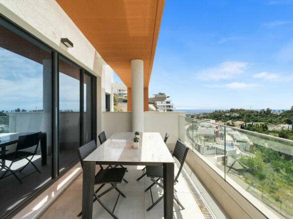 FOR SALE 🏡 Three-Bedroom Apartment with Private Rooftop Terrace and Sea Views – La Quinta, Benahavís 🇪🇸