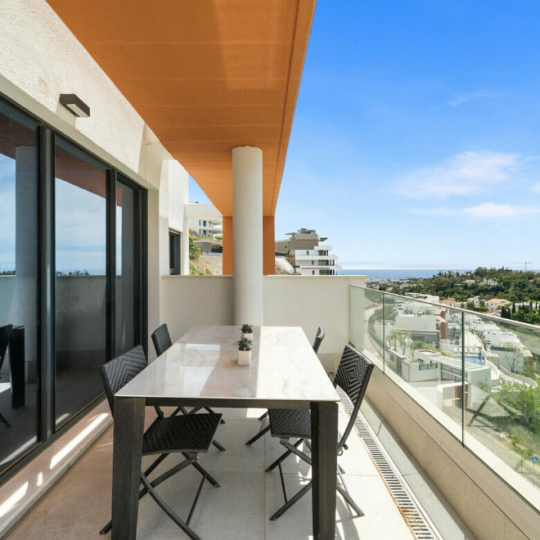 FOR SALE 🏡 Three-Bedroom Apartment with Private Rooftop Terrace and Sea Views – La Quinta, Benahavís 🇪🇸