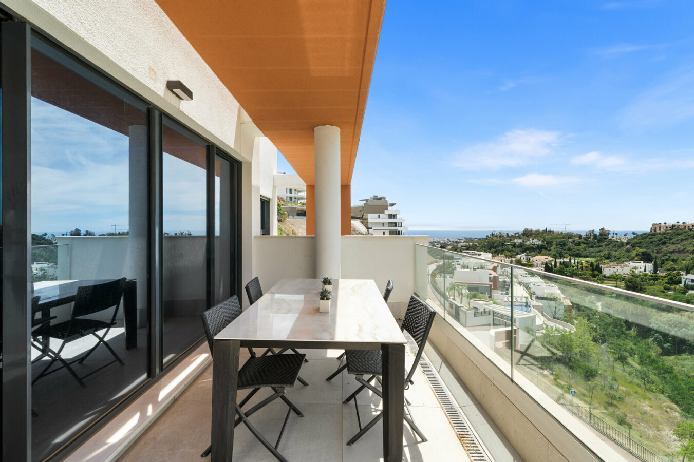 FOR SALE 🏡 Three-Bedroom Apartment with Private Rooftop Terrace and Sea Views – La Quinta, Benahavís 🇪🇸