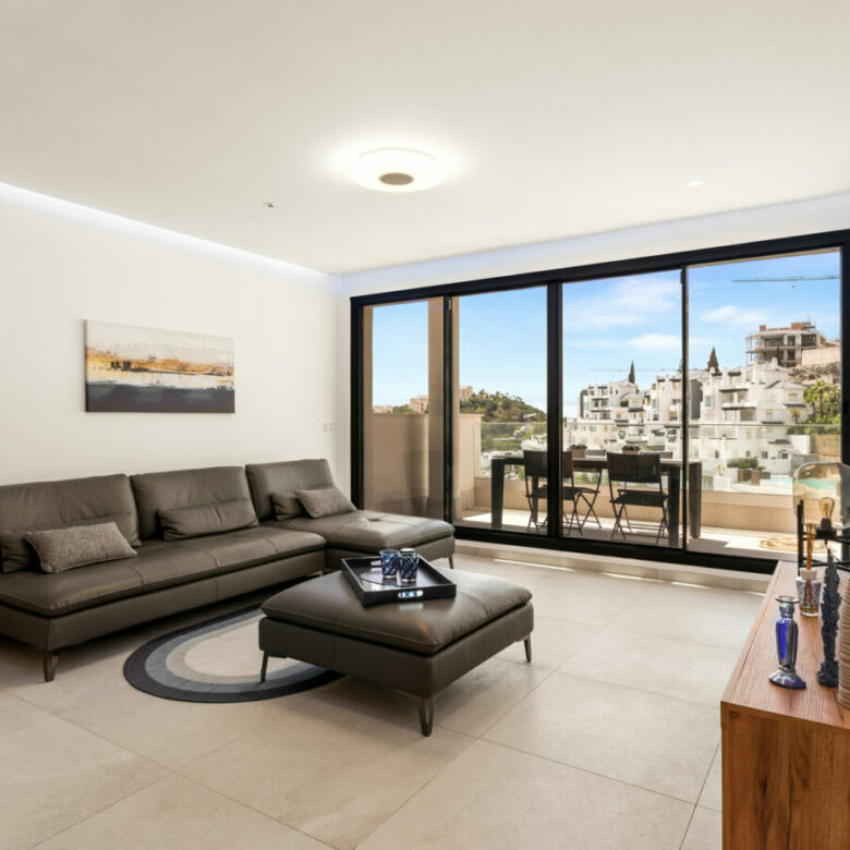 FOR SALE 🏡 Three-Bedroom Apartment with Private Rooftop Terrace and Sea Views – La Quinta, Benahavís 🇪🇸