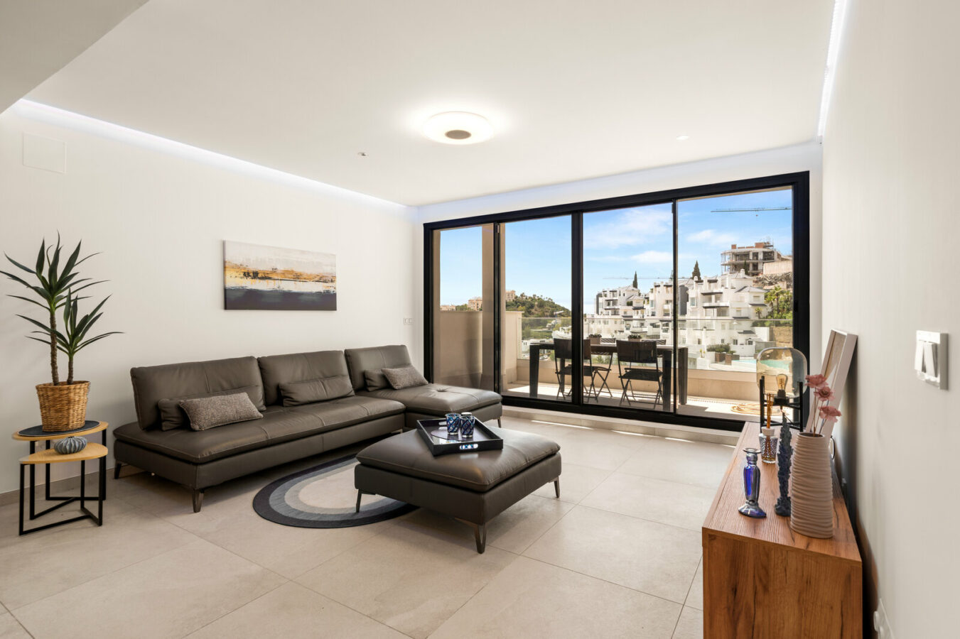 FOR SALE 🏡 Three-Bedroom Apartment with Private Rooftop Terrace and Sea Views – La Quinta, Benahavís 🇪🇸