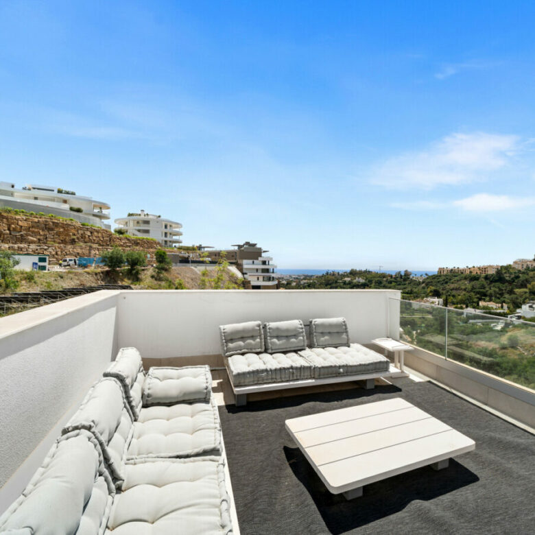 FOR SALE 🏡 Three-Bedroom Apartment with Private Rooftop Terrace and Sea Views – La Quinta, Benahavís 🇪🇸